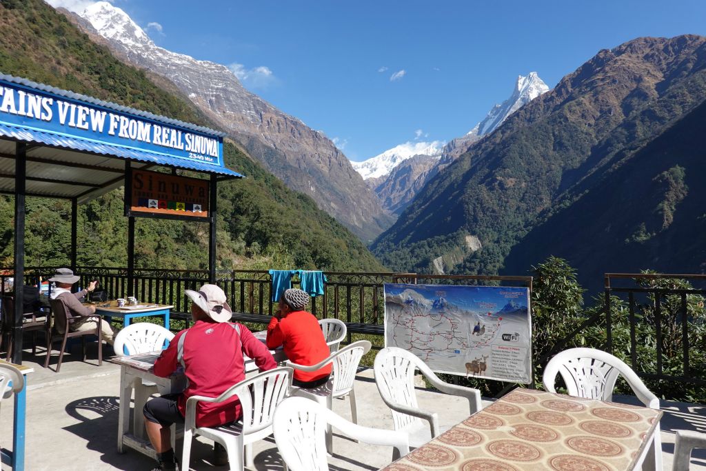 Arrêt repas à Sinuwa à 2360, en compagnie du Machhapuchhare